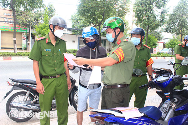 Tổ tuần tra của Công an tỉnh kiểm tra người dân ra đường trong thời gian giãn cách (Nguồn: Báo Đồng NaiP
