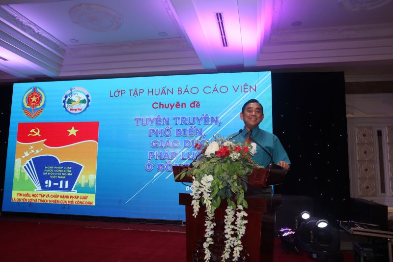 Phó Giáo sư, Tiến sĩ Huỳnh Văn Tới trình bày nội dung chuyên đề tại Hội nghị